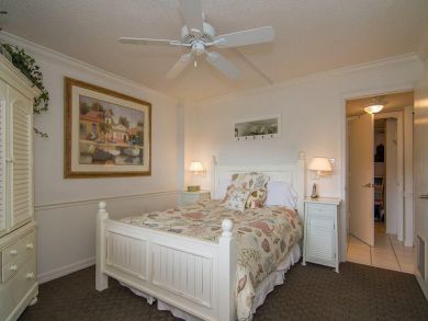 Guest bedroom with queen bed